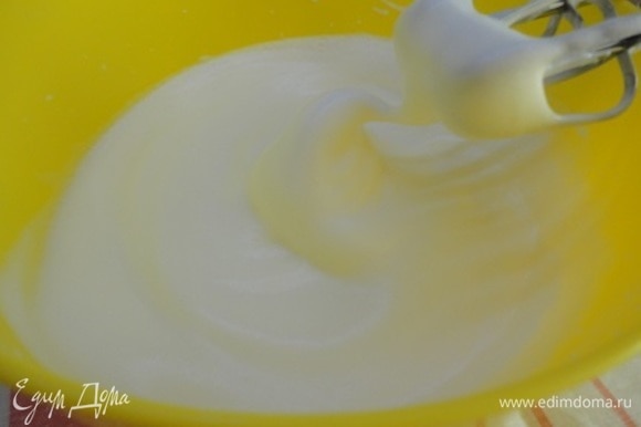 В первую очередь растопите сливочное масло, чтобы оно успело остыть, пока вы будете взбивать яйца, разделив их на желтки и белки. Белки взбивайте до пиков, в конце добавив половину сахара, то есть 75 г.