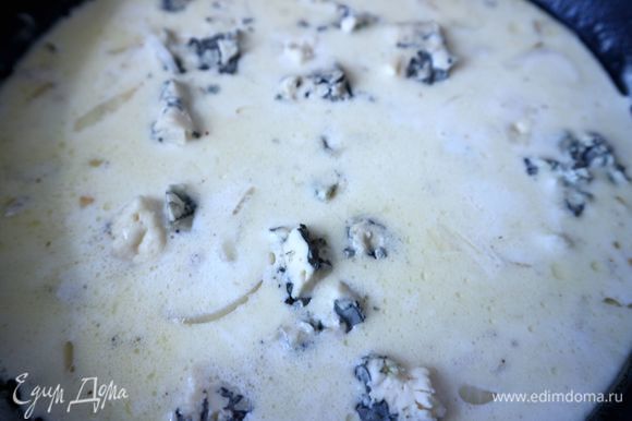 Затем добавить сливочный сыр с голубой плесенью, поломанный на небольшие кусочки.