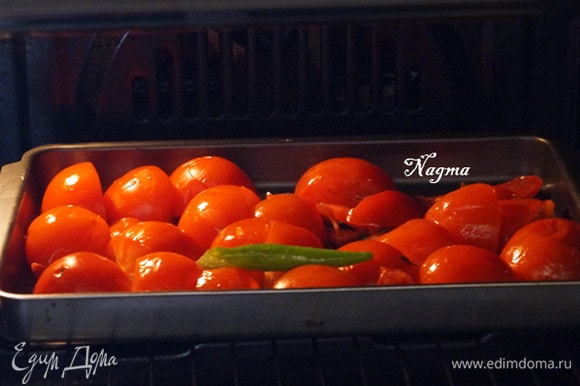 Разогреть духовку до 200°C. Поставить противень с помидорами под гриль на 15–20 минут.