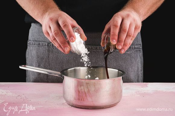 Добавьте ванильный экстракт, сахарную пудру и подогрейте молоко, но не доводите до кипения. Снимите с огня.