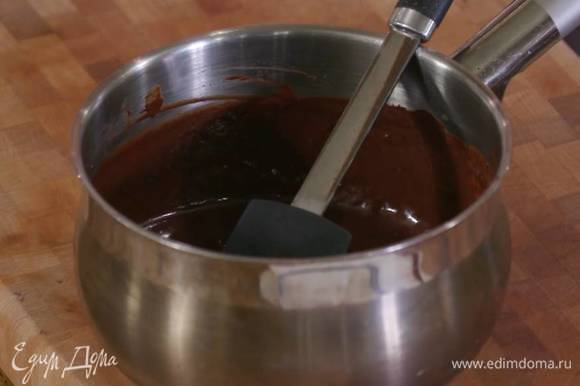 Оставшийся шоколад поломать кусочками, выложить в кастрюлю, влить 20 мл воды и растопить.