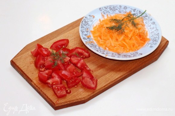 Натираем на крупной терке морковь (80 г). Помидор нарезаем дольками (150 г).