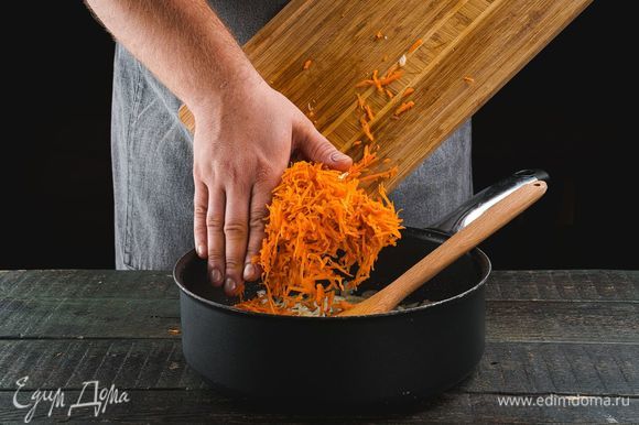Приготовьте подливу. Измельчите лук, натрите на терке морковь. Лук поджарьте в глубокой сковороде до прозрачности, далее добавьте к нему тертую морковь. Продолжайте обжаривать на медленном огне.