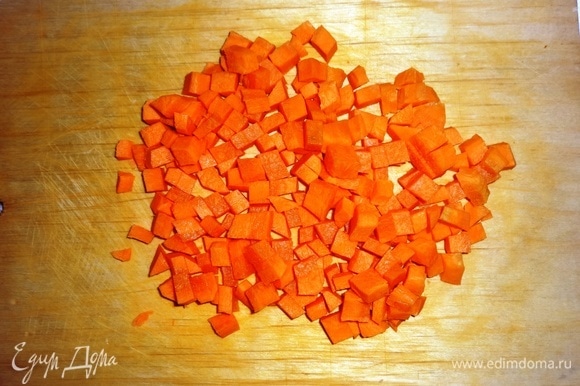 Морковь почистить, вымыть, обсушить, нарезать мелкими кубиками.