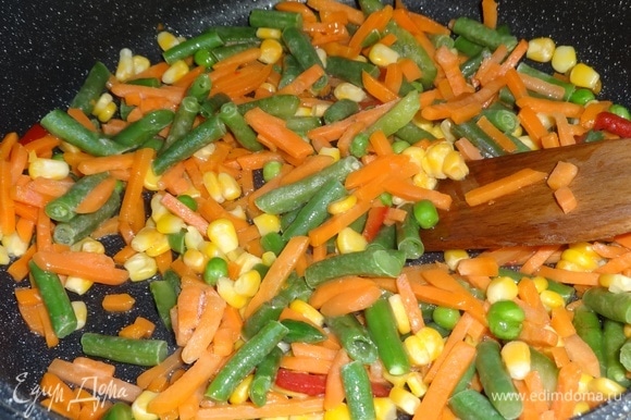 В сковороде разогреть растительное масло. Выложить морковь и обжарить на небольшом огне в течение 5–7 минут. Затем выложить к моркови остальные овощи.