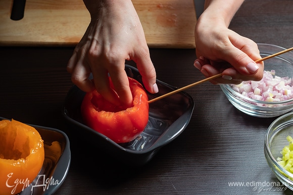 Наколите помидоры шпажкой в нескольких местах. Это нужно, чтобы они не лопнули от жара и быстрее приготовились.