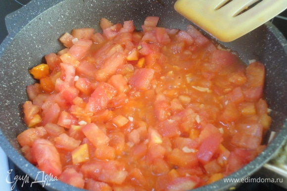 Тертый чеснок поместить в сковороду, пассеровать 30 секунд, затем залить водой, добавив нарезанные помидоры, хорошо перемешать. Добавить прованские травы, соль, перец, щепотку мускатного ореха. Влить полстакана сливок, перемешать. Варить соус 5 минут на медленном огне.
