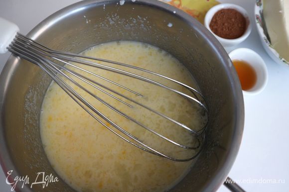 В сотейнике с толстым дном тщательно перемешать венчиком яйцо и молоко, добавить сахарный песок, перемешать.