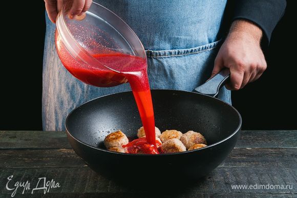 Полейте мясо ягодным соусом и томите до готовности еще 5–7 минут.