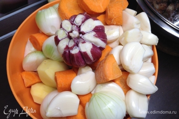 Тем временем картошка, лук, чеснок и морковь готовы и ждут своей очереди.