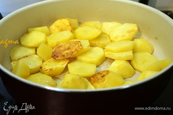 В глубокой сковороде разогреть растительное масло. Добавить картофель. Картофель обжарить до золотистой корочки.