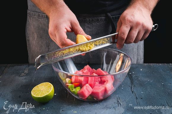 В глубокую миску выложите нарезанные овощи, грейпрут и нарезанную на небольшие кубики рыбу. Имбирь почистите и натрите на терке. Выжмите сок лайма.