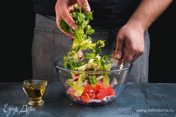 Салатную смесь промойте, красный лук нарежьте тонкой соломкой. Все перемешайте и заправьте оливковым маслом.