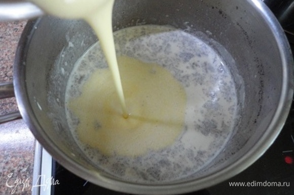 Желтки взбейте с половиной сахара в пышную массу. Молоко со сливками ставим на плиту, разогреваем до 80°C и вводим взбитые сливки. На самом низком нагреве и при постоянном помешивании доводим смесь до загустения, примерно как на заварной крем.