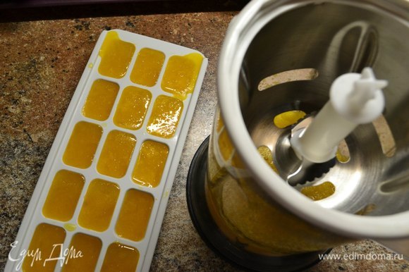 Выжать из апельсинов сок, один очищенный от шкурок и пленок апельсин взбить в пюре. Все смешать с ингредиентами. Разлить в формочки и отправить в морозилку замораживаться.