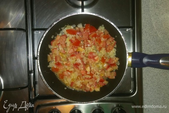 Нарезанный помидор добавляем к луку и чесноку и обжариваем все еще минут 5.