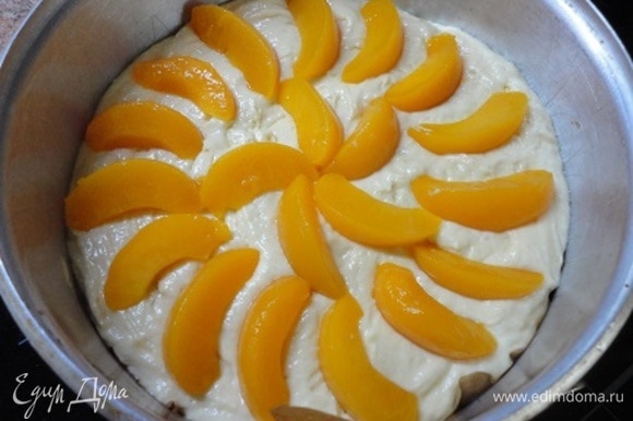 Выложить дольки персика на тесто внахлест или в контакт.
