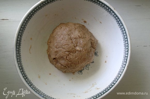 Скатать тесто в шар, накрыть пищевой пленкой и поставить в холодильник на 1 час.