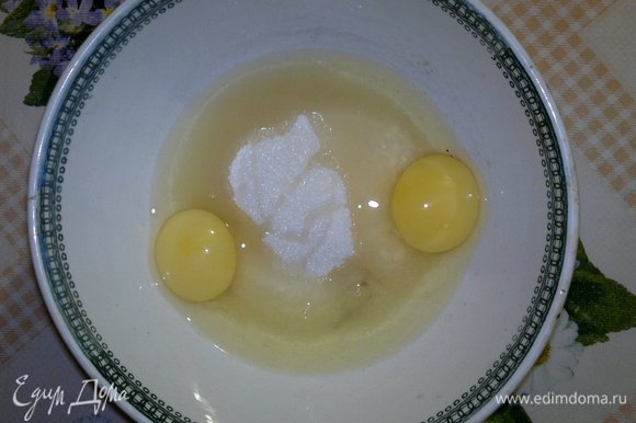 Яйца соединить с сахаром, солью и ванилином, взбить.