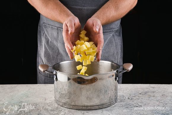 Добавьте картофель. После того, как вода закипит, добавьте соль, перец. Варите до готовности картофеля.