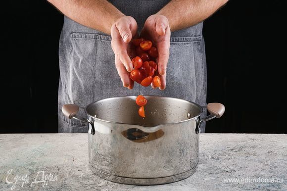 За пару минут до готовности добавьте нарезанные пополам помидоры.