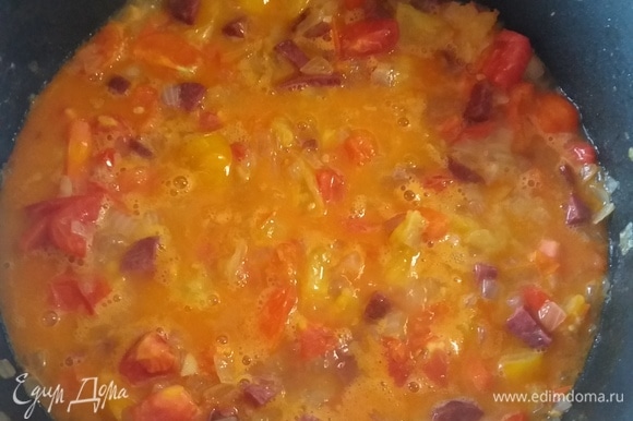 Приготовить соус: колбасу обжарить, добавить лук и пассеровать до прозрачности лука. Добавить томаты, соль, паприку, имбирь, тушить до мягкости томатов.