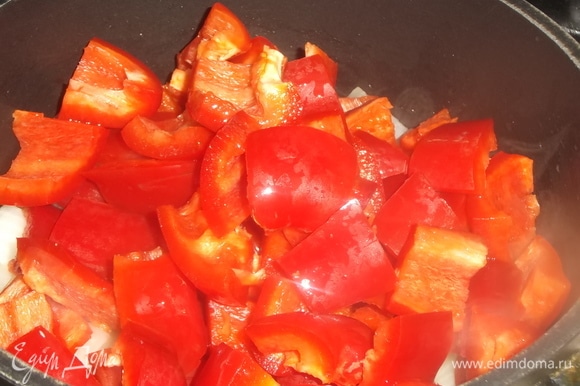 Добавить крупно нарезанный болгарский перец. Жарить на умеренном огне до золотистого цвета 15–20 минут, помешивая.