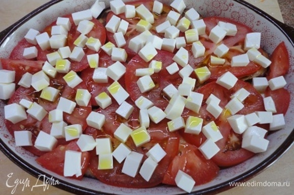 Оставшуюся брынзу нарезать кубиками и выложить на помидоры. Сбрызнуть оливковым маслом.