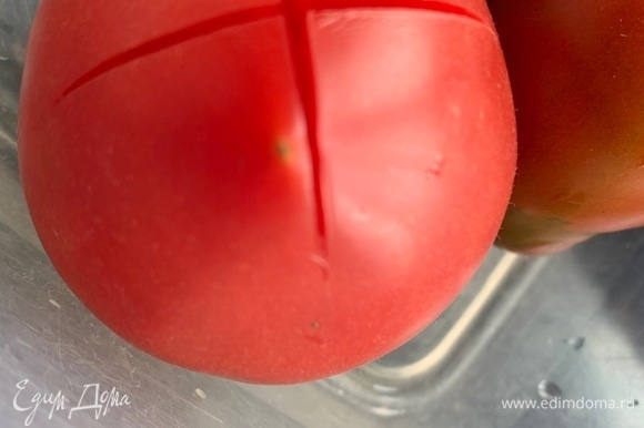 На помидорах сделайте надрез, залейте на пару минут кипятком, затем опустите в холодную воду, после чего легко снимите кожицу.