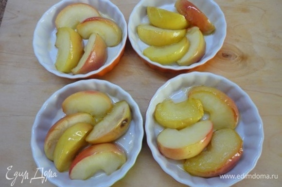 Выложить яблоки в 6 небольших жаропрочных формочек. Оставшийся сироп со сковороды разлить поровну по формочкам.