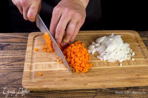 Морковь и лук мелко нарежьте кубиками.