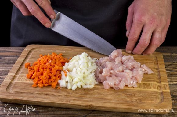 Курицу, лук и морковь нарежьте небольшими кубиками.