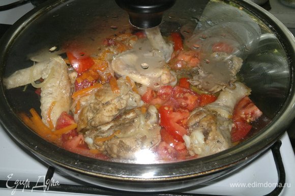 Накрыть сковороду крышкой и потушить курицу с овощами еще 5–7 мин.