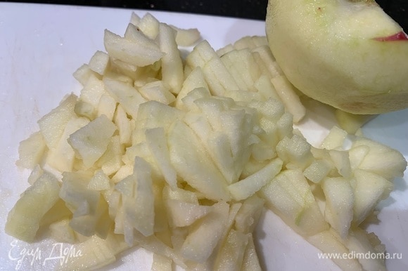Приготовьте начинку: большое зеленое яблоко почистите, удалите сердцевину и мелко нарежьте.