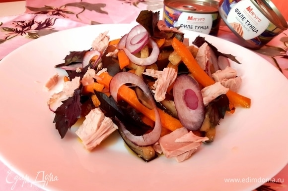 Готовые овощи выложить на тарелку, добавить лук, базилик и тунец ТМ «Магуро».