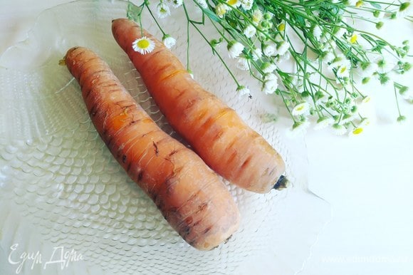 Сперва отварим, предварительно помыв, 2 небольших моркови до готовности.