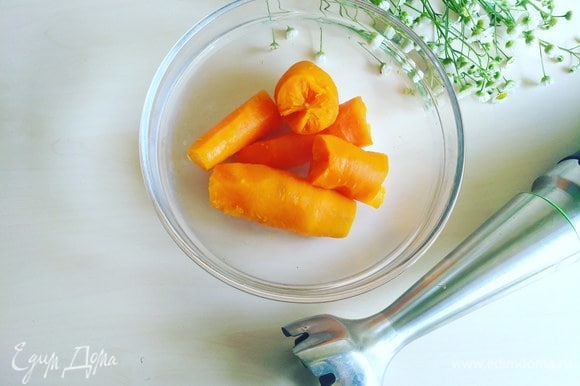 Затем с помощью блендера измельчаем очищенную морковь.
