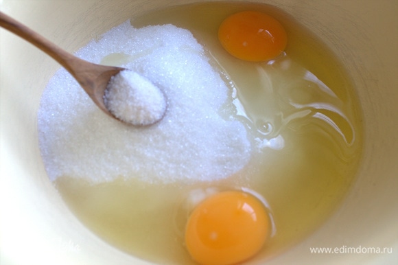 Растереть яйца с сахаром и ванилью.