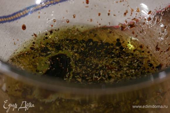 В глубокой миске соединить чеснок, орегано, лавровые листья, соль, перец, влить половину оливкового масла и бальзамического уксуса.