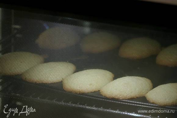 Выпекать печенье в разогретой духовке 7‒8 минут.