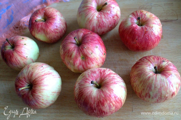 Для начинки готовим яблоки: моем, чистим. На самом деле яблоки не взвешивала, так как у садовых много вырезаем.