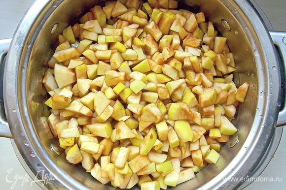 Помойте яблоки, очистите от сердцевины и нарежьте мелким кубиком.