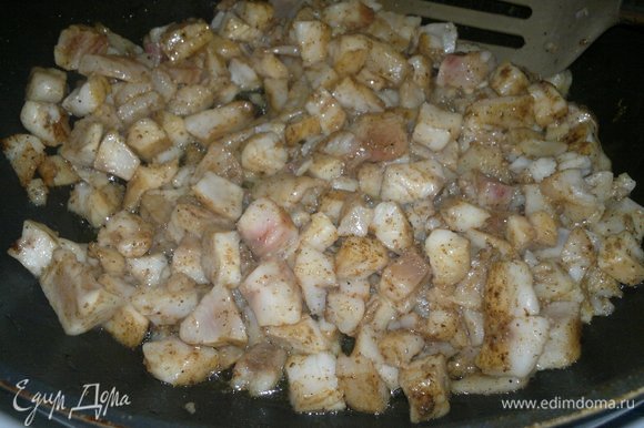 В сковороде разогреть часть растительного масла, выложить рыбу и обжарить в течение 2–3 минут, помешивая. Обжаренную рыбу выложить в сито для стекания излишков масла. Затем положить в миску.