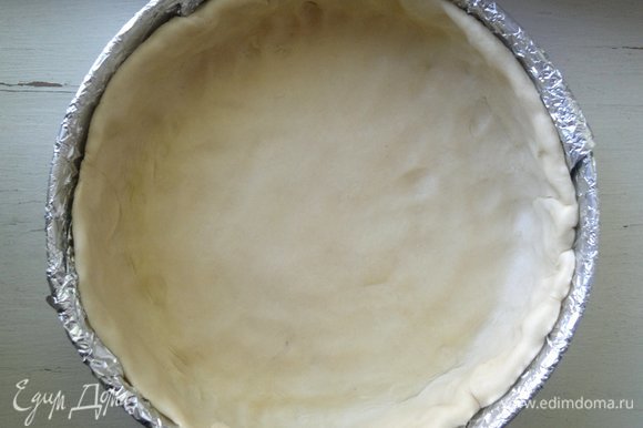 Выложить тесто в форму, формируя бортики.