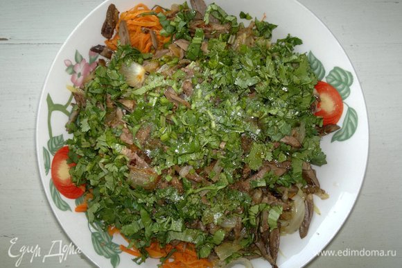 Положить кинзу в миску, еще раз перемешать. Попробовать салат на вкус и, при необходимости, добавить по вкусу тех приправ и специй, какие вы считаете нужными.