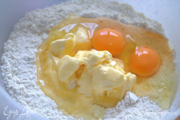 Ввести масло в тесто вместе с яйцами.