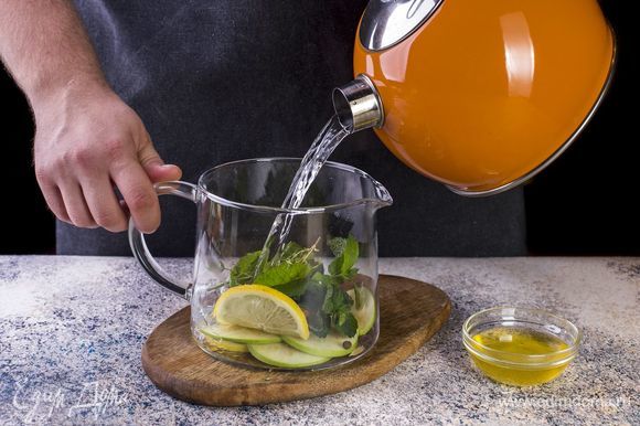 Добавьте вскипяченную воду и мед в заварочный чайник. Дайте напитку настояться 20 минут.