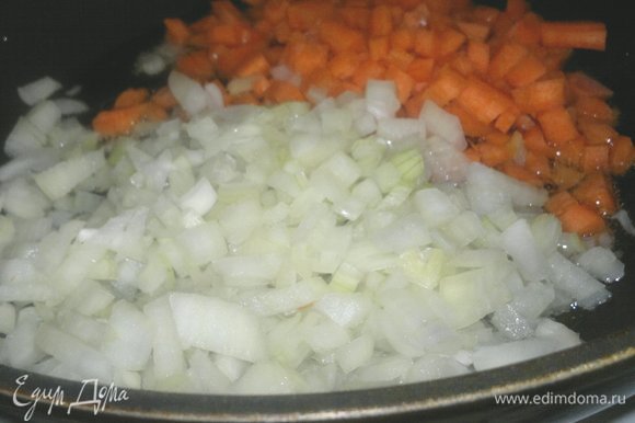 В сковороде разогреть растительное масло, положить лук и морковь и обжаривать на среднем огне до румяности и мягкости овощей.