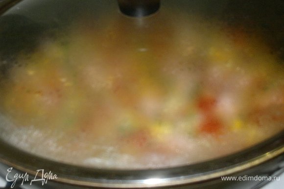 Накрыть сковороду крышкой и жарить омлет на небольшом огне до готовности примерно 8–10 минут.