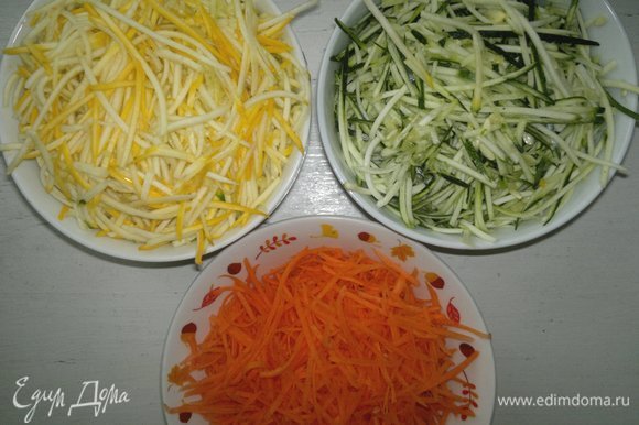 Цукини и морковь натереть на специальной терке соломкой. Как потом я убедилась, лучше на терке натереть только морковь, а цукини нарезать ножом соломкой потолще, чем морковь.